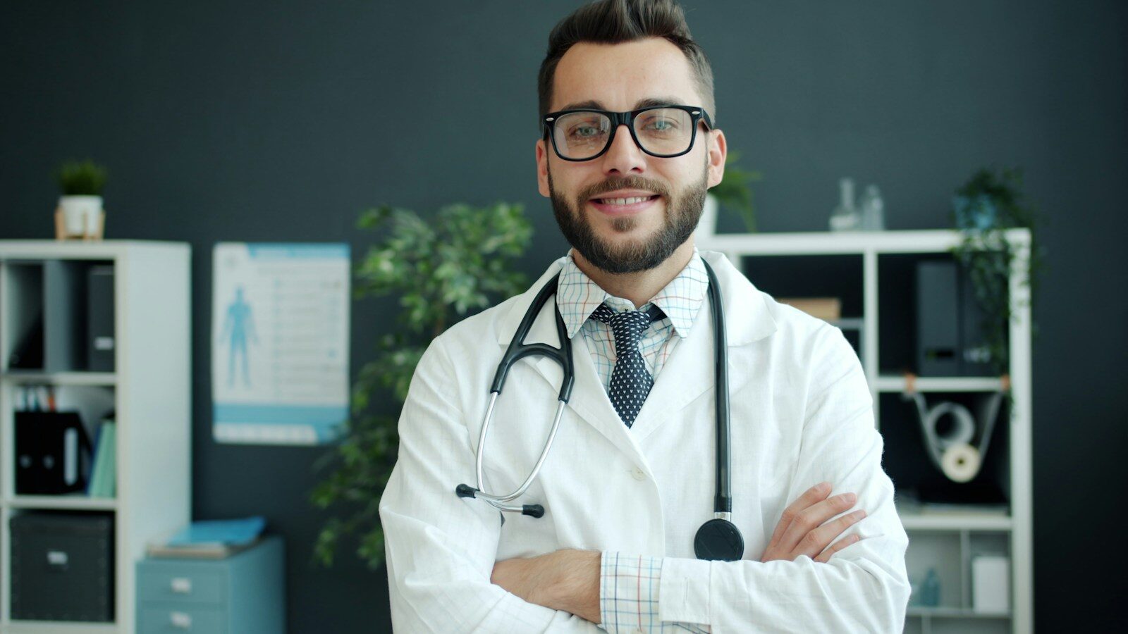 Ile zarabia neurochirurg? Zarobki na etacie, dyżury i kontrakty